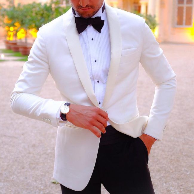 13-tie-and-a-white-tuxedo-coat-clashed-with-black-trousers