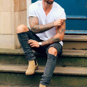 27-brown-boots-long-white-t-shirt