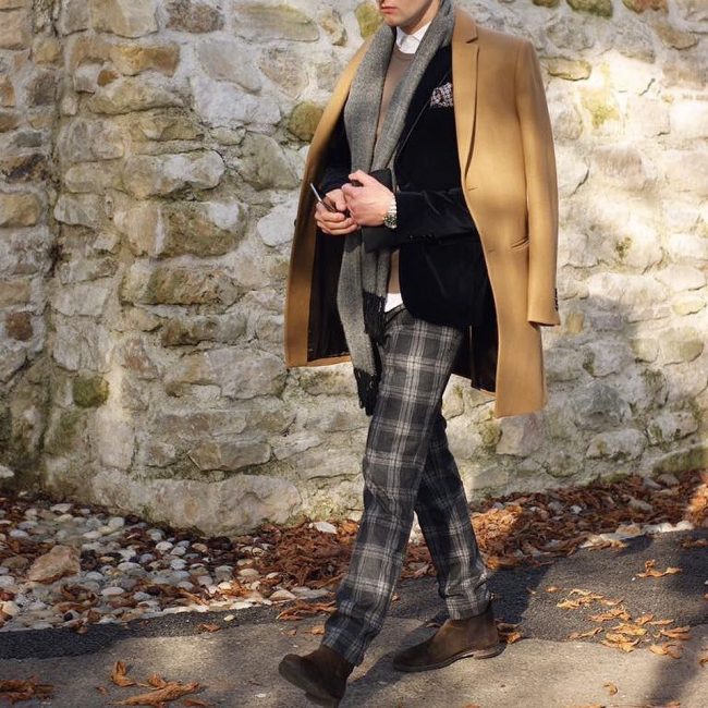35-brown-suede-boots-checked-trousers