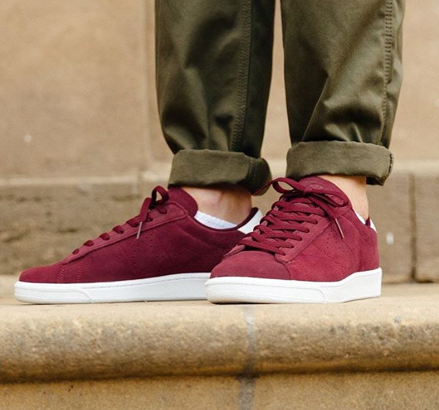 maroon sneakers mens outfit