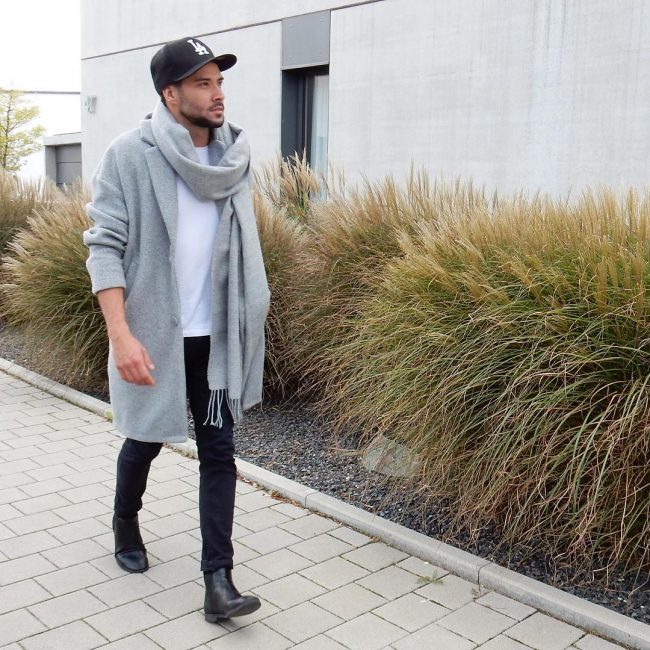 43 Black Skinny Jeans with a Mantel Coat