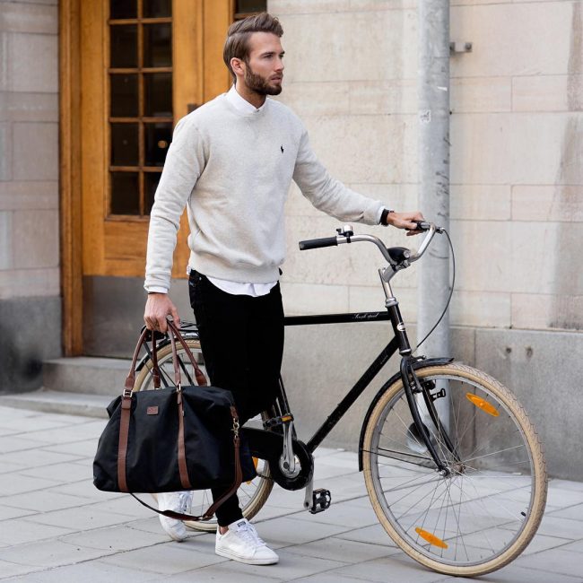 46-white-sweater-with-black-bag