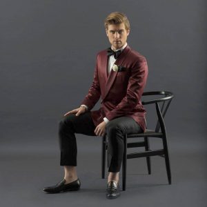 8-tie-with-a-clashed-maroon-and-black-suit