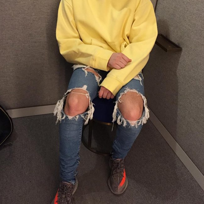 24 Ripped Denim Jeans With Oversized Hoodie