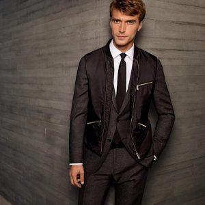 21 Fitted Gray-Brown Suit