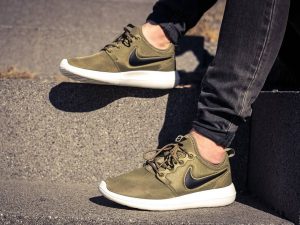 24 Styling Nike Gold Sneakers